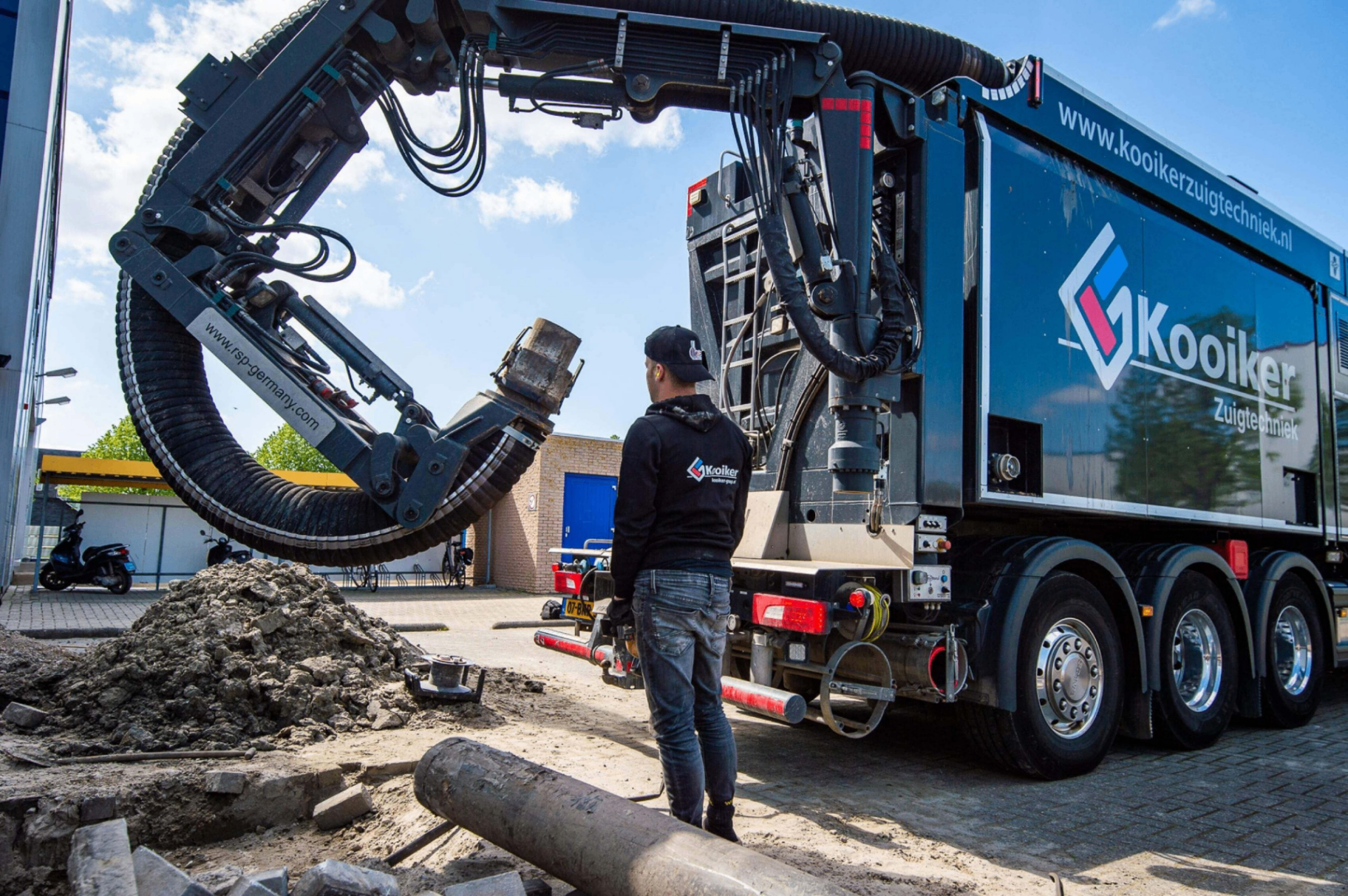 Kooiker Zuig- en Blaastechniek aan het werk op locatie